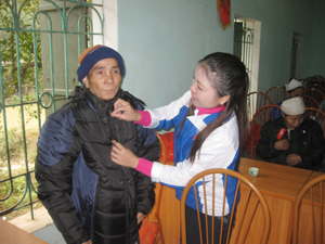 Hưởng ứng chương trình tình nguyện mùa đông, Đoàn TN xã Nam Thượng đã phối hợp với một số cơ sở Đoàn trong huyện tổ chức tặng áo ấm cho NCT có hoàn cảnh khó khăn của thôn Nước Ruộng.
